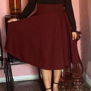 Falda burgundy acampanada cintura alta talla M